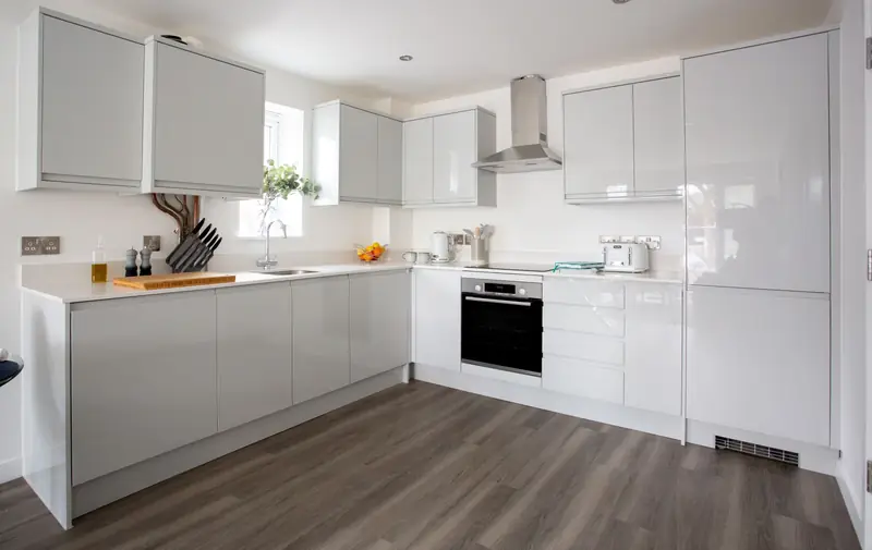 White gloss kitchen