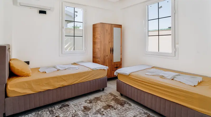 Twin guest room
