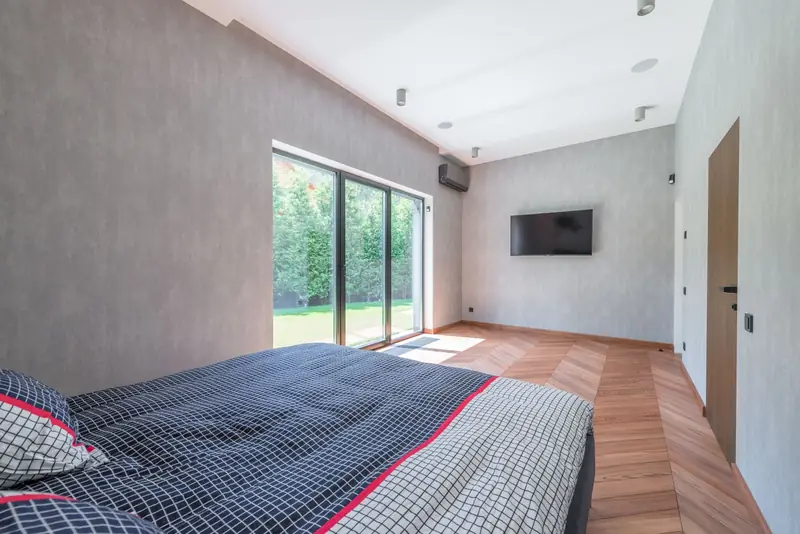 Bedroom with doors to the garden